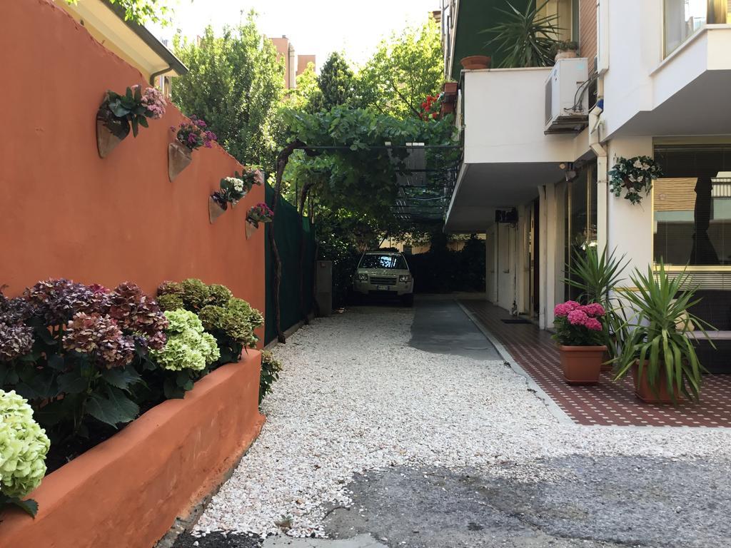 Hotel Mirella リミニ エクステリア 写真