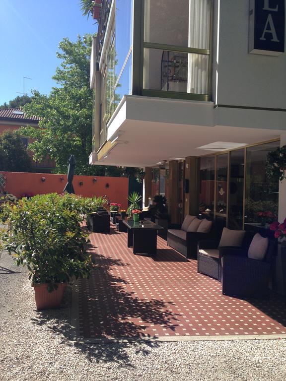 Hotel Mirella リミニ エクステリア 写真