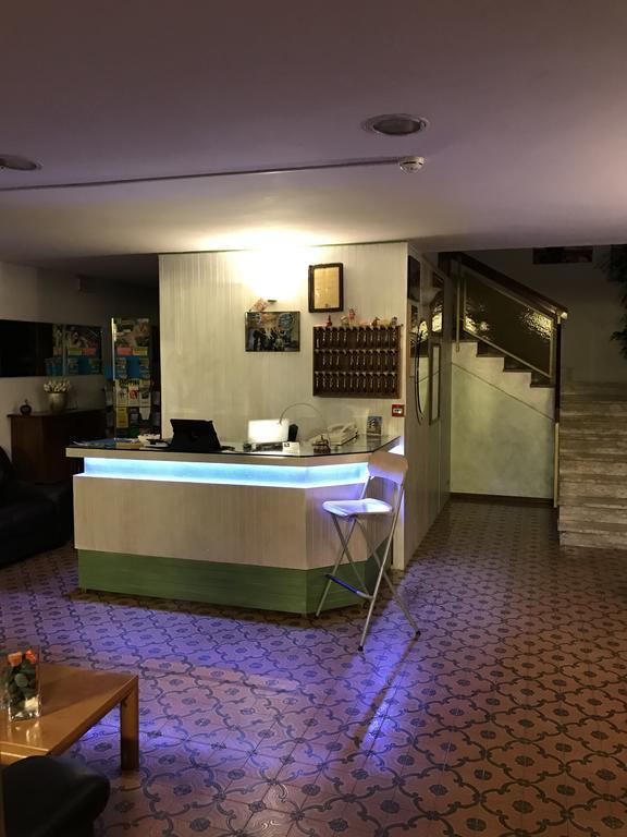 Hotel Mirella リミニ エクステリア 写真
